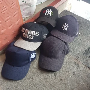 Kepsar - Alla har snapbacks förutom NY itill höger. Fräscha grejer. En av kepsarna längst fram till höger är en varm keps typ "gubbkeps" 50 kr st.köp alla för 200