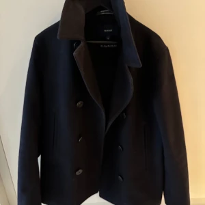 Gant skepparkavaj gott skick - Säljer en riktigt najs klassisk skepparkavaj från Gant i strl M. Varm och snygg men har inte använts av mig så mycket. Inget defekter men är använd så man kan säkert hitta nått tecken på det. 