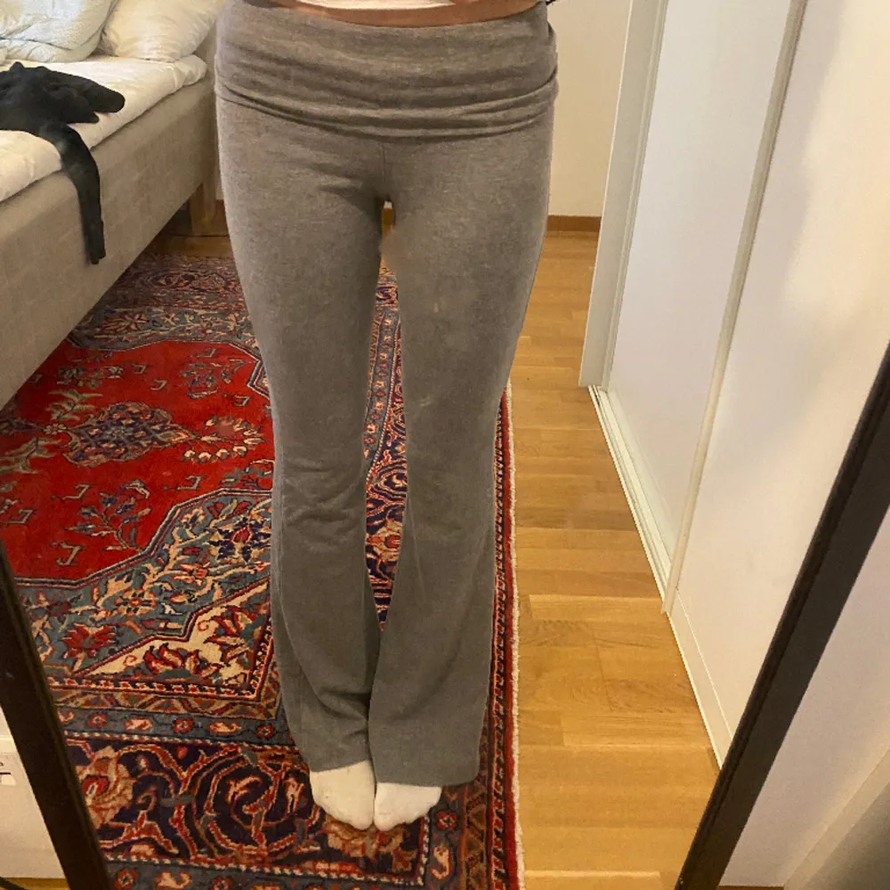 Gråa yoga pants i bra skick. De är lite långa för mig det är därför jag säljer. De är stretchiga och sköna. Man viker ner dem där uppe. . Jeans & Byxor.