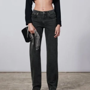 Zara jeans - Säljer mina as snygga jeans från zara som är mid rise. Säljer de pga att de inte kommer till användning längre 💞