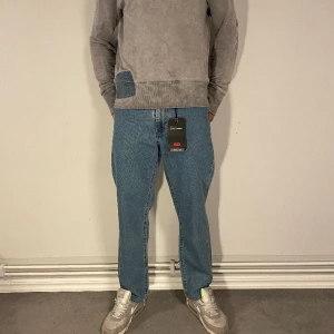 Levis jeans  - 34.Hej! Säljer nu dessa helt nya Levis jeans. Modellen är 188cm Nypris 1498