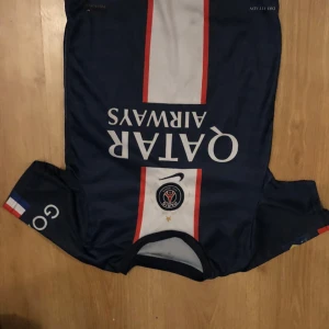 Mbappe tröja - Hej jag säljer denna feta mbappe tröjan. Mitt pris är 100 kr och storleken är 152. för fler frågor och funderingar kom dm 