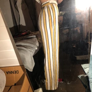 Coola byxor - Jätte coola byxor i storlek S, men är tyvärr för stora. Dom passar alltså bättre för M.