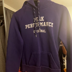 Peak performance hoodie  - Mörklila, jättebra skick. Den är storlek S men jag tycker att den är väldigt liten i storlek och passar en XS bättre.