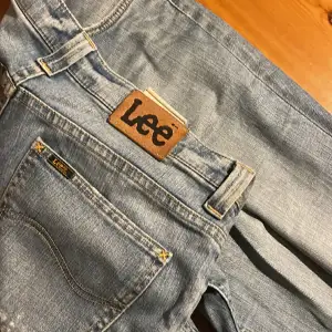 Ljusblåa jeans från Levi, för korta människor🤩ganska lågmidjade 
