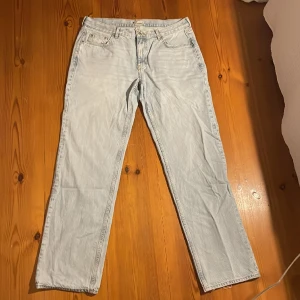 Ljusblåa jeans  - Populära straight lårmuskler jeans från Gina i ljusblått, väldigt sparsamt använda och fint skick, supersnygga. 