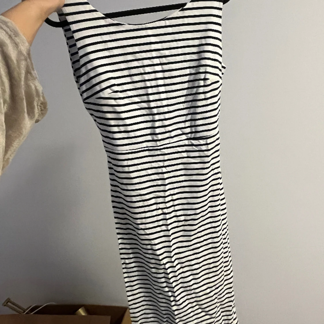 Midi randig klänning blå vit öppen rygg 