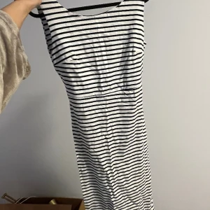 Midi randig klänning blå vit öppen rygg  - Stl S  Hög stretch Som ny  Vit blå 