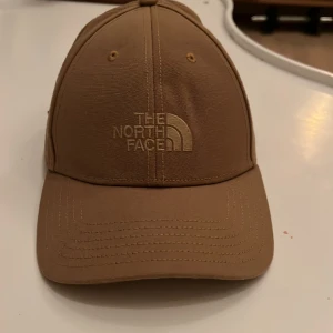 The North Face Keps - En beige the north face keps. Använd en gång. Pris kan diskuteras och bilder kan lösas