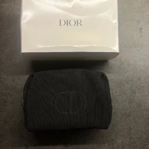 Dior necessär - Säljer denna dior necessär i svart och silver. Använd med super fint skick. Självklart äkta. Säljer även en liknande blå i en annan annons 💖