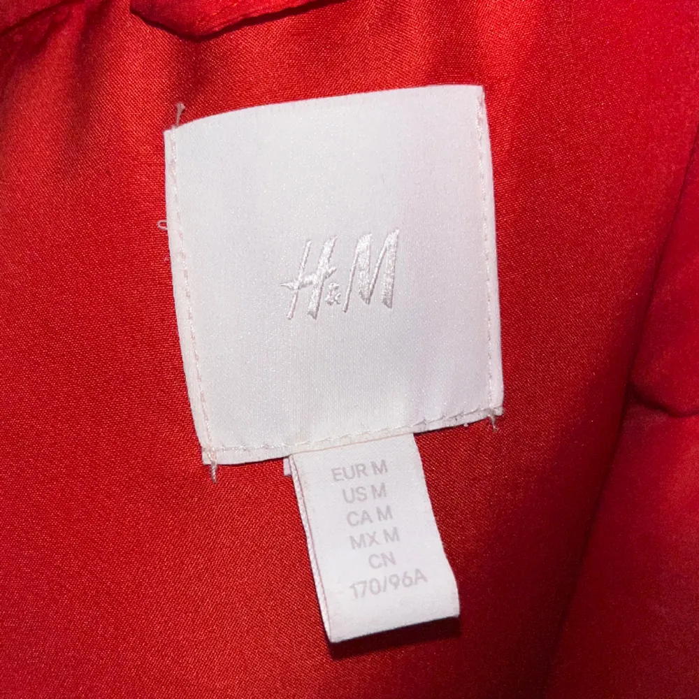 Säljer denna tjocka varma röda jacka från hm i storlek M, Använd fåtal gånger❤️. Jackor.