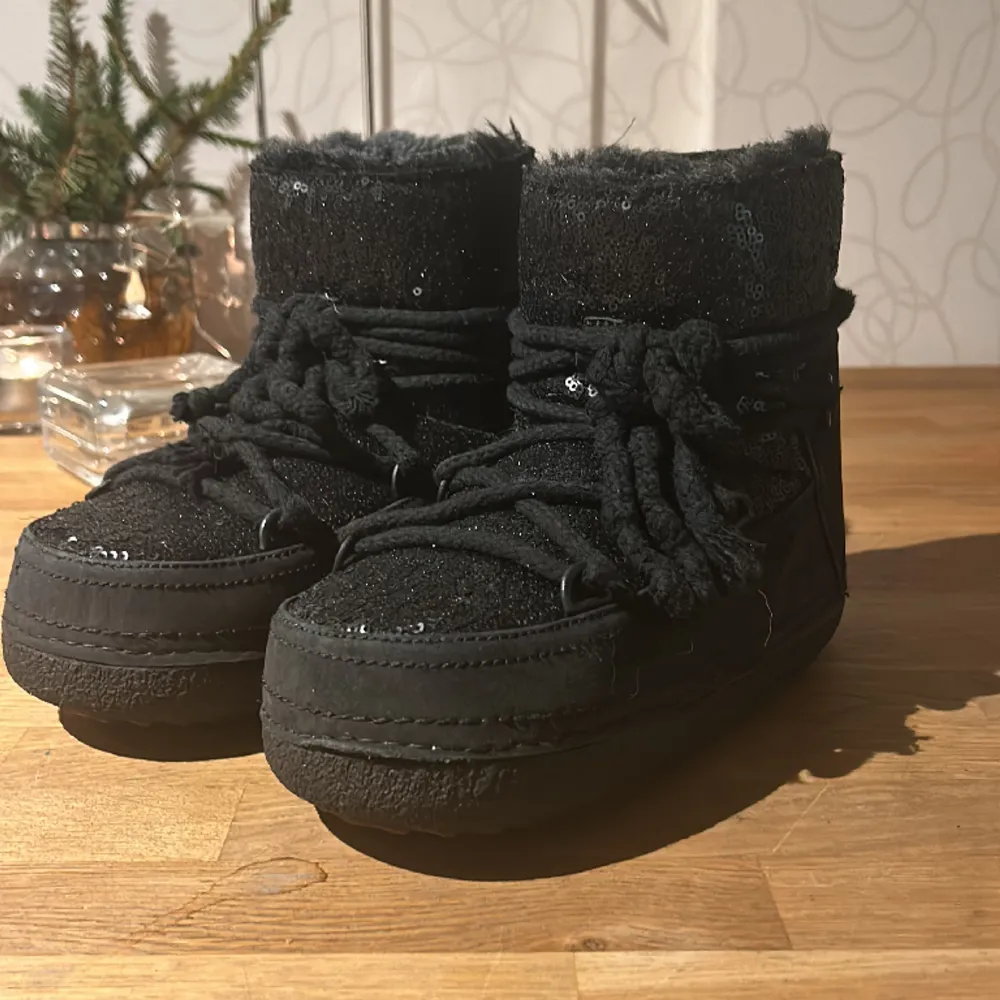 Fina glitter Inuikii skor!😍  Dessa skor är nästan helt oanvända. Dem är använda en halv vinter.  Dem är varma och håller värmen bra.😇 Kan tänka mig gå ner i pris vid snabb affär!  Dem finns i St skedvi Kan även posta dem🚚. Skor.