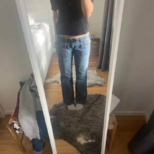 säljer dessa snygga lågmidjade jeans då dem var för stora 💞 ‼️ inte mina bilder, kom priv för egna bilder ‼️