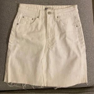 Vit jeanskjol - Vit jeanskjol. Nyskick🤍