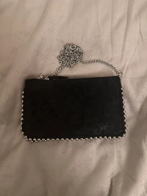 Zara väska - Säljer min zara väska då den inte kommer till användning längre. Det finns inga defekter på den 💕 super snygg 