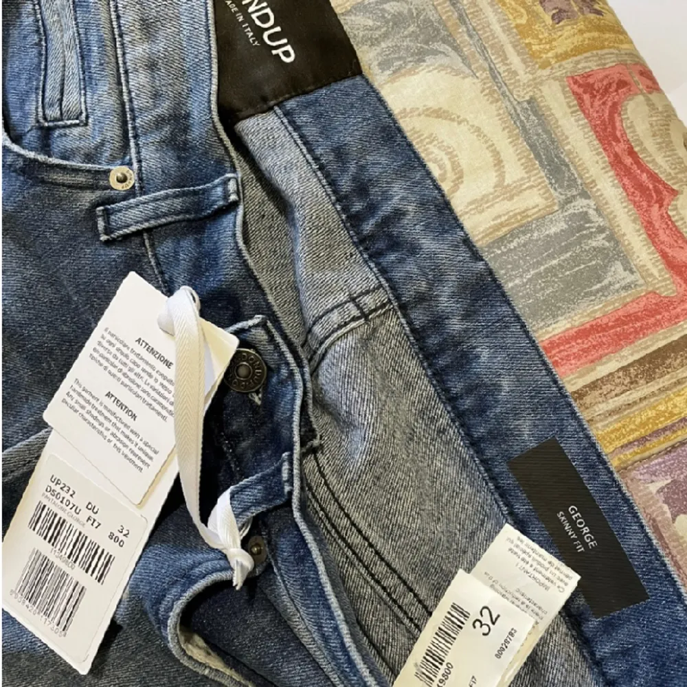 Säljer dondup george i nyskick med tags självklart äkta skriv om det är något!. Jeans & Byxor.