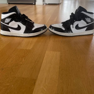 Jordan 1s carbon fiber - Säljer mina jordans då de inte kommit till användning, iprincip nyskick utan defekter förutom att ena blivit lite creasad! Nypris runt 4000, säljer för 1400 ink frakt då jag vill bli av med de💓