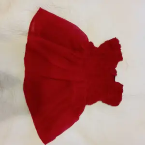 Röd klänning för flicka storlek 56 Använd 3 gånger.
