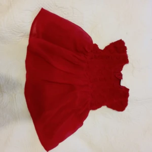 Röd klänning för flicka  - Röd klänning för flicka storlek 56 Använd 3 gånger.