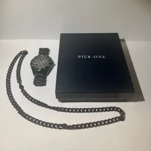 Säljer denna ”Pier One” klocka (kedjan ingår). De båda är helt oanvända. Ursprungligt pris: 359 kr. Om ni är intresserade av att köpa klockan (inklusive kedjan) eller vill ha mer information så är det bara att höra av sig!