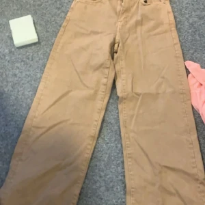 Jeans - Beigea jeans från lager som inte har kommit till användning. Kontakta mig på dm vid frågor och bilder på byxorna 