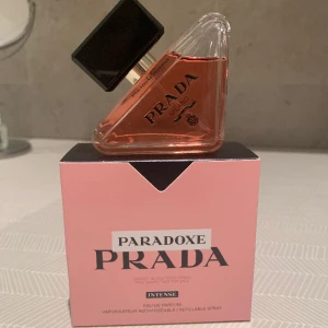 Prada Paradoxe Intense 50ml - Från vintern 2023, använd ett fåtal gånger men passar inte mig. Som ni ser är det mycket kvar! Kostar runt 1100kr ny.