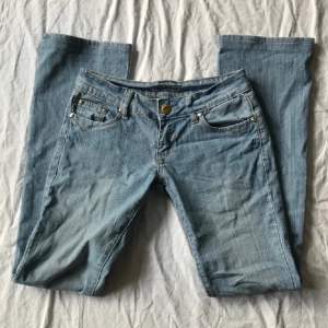 Säljer mina skitsnygga lågmidjade bootcut jeans då jag har ett par liknande och är i behov av pengar! Tveka inte på att höra av er vid frågor❤️