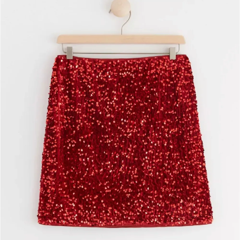 Jag säljer denna kjol från lindex som även går att använda som tubtopp. Den är i ny skick och ändast använd 1 gång. Frågor eller funderingar så hör av er.. Toppar.