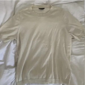 Stickad krämvit/biege tröja - Från Lindex. Populär T-shirt i nyskick. 