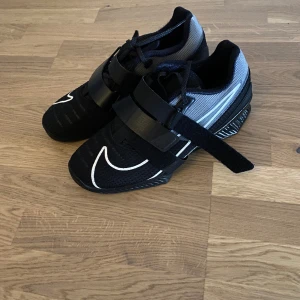 Styrkelyftsskor - Säljs pga att de inte används längre. Använts fåtal gånger 