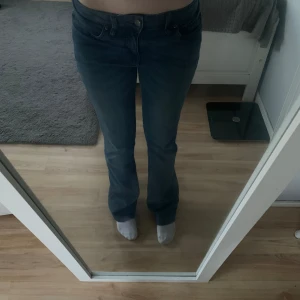 Säljer mina jeans - Dom e använda ganska mycket o man kan se användning längst ner på jeansen men annars inga andra skador. Dom e 110 cm långa. Långa på mig och ja är 163cm. 