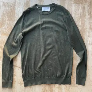 Hej, säljer nu en mycket snygg stickad Selected homme sweatshirt i en olivfärgad färg. Nypris är 500kr. Pris kan diskuteras vid en snabb affär! 