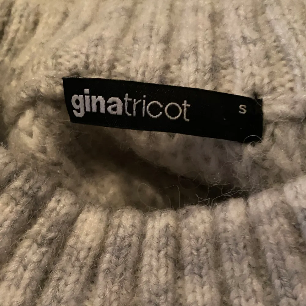 Jättefin stickad tröja ifrån Gina Tricot i storlek S. Skriv gärna vid frågor eller fler bilder! 🤗. Stickat.