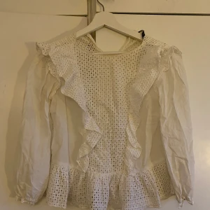 Zara blus - Säljer denna zara blusen, passar om du har xs. Super fin till fest och vardag. 