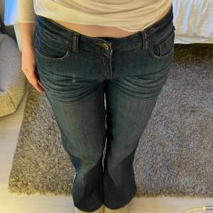 supercoola midwaist jeans med fina fickor