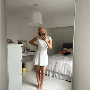 En fin vit klänning som är perfekt till student/konfirmation🫶