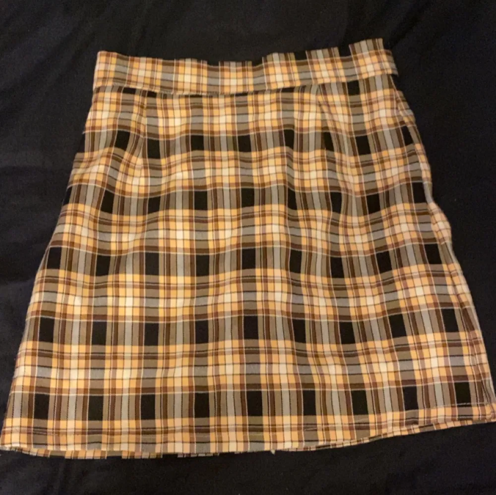Super söt rutig kjol med drakgedja på sidan och har inbyggda byxor💖 den är 40 cm på längden och midjan är 65 cm . Kjolar.
