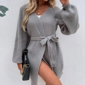 Grå kofta - ONE OF A KIND! Denna gråa, stickade koftan säljs inte längre och är i nyskick! Den köptes in för 219kr. Den har ett skärp som kan ”sättas fast” på vardera sida. Hör av dig om du undrar över något💭🩶🐘