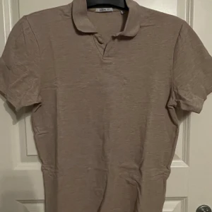 Piké-tröja - Beige piké-tröja med korta ärmar från bläck. Väldigt fint skick.