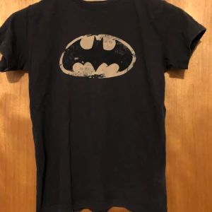 Batman grunch tshirt  - Barn storlek men passar xs-s Använd men bra skick 