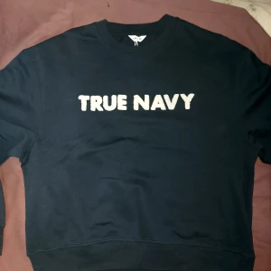 Tröja - Tröjan är i ny skick och aldrig använd. Köpt för 600 kr från brother storlek M. Väldigt fin tröja och jag säljer den eftersom jag inte använder den. För mer frågar så är det bara o skicka