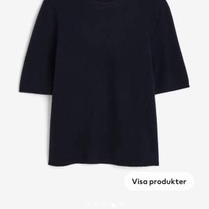 Säljer denna fina Kashmir T-shirt från h&m, använd 2 gånger så den är i väldigt fint skick. Nypriset är 1200kr