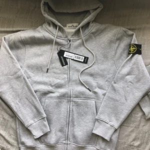 Stone Island hoodie grå - ny med prislapp storlek M däljer för att den passar ej endast provad på en gång