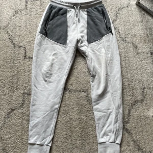 Vit Hoodrich dress - Bra skick på båda kläderna. Byxor storlek m Tröja storlek s