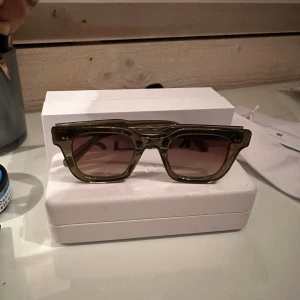 Chimi 04 - Ett par stilrena Chimi 04or i olivgrön, knappt använda då jag ville ha en annan modell. Fodral, dustbag och kvittot finns kvar. Vid intresse eller mer bilder är det bara att höra av sig.