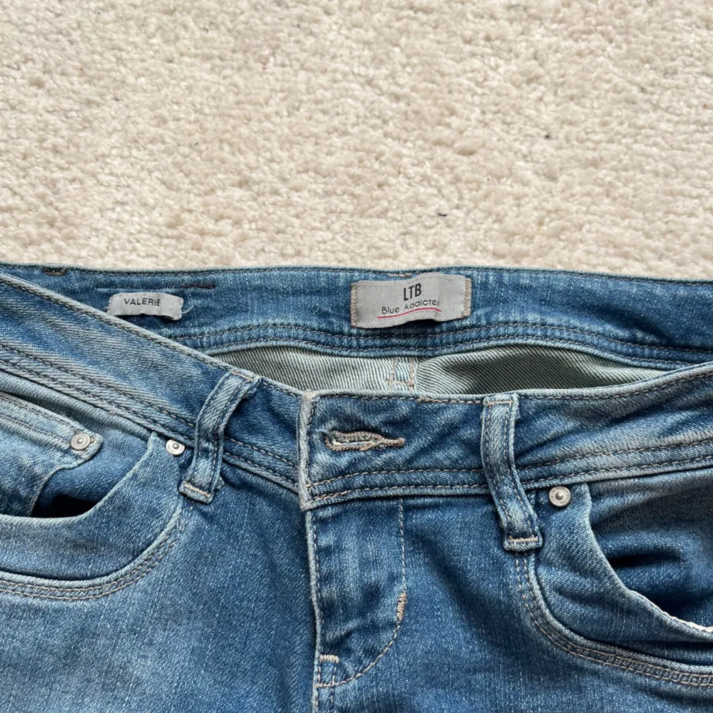 Säljer mina så fina lågmidjade bootcut jeans från ltb i modellen valerie💕💕 Midjemått ca 38cm Innebenslängd ca 80cm Nypris är 829 kr och de är slutsålda. Jeans & Byxor.