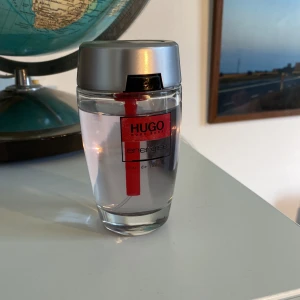 Hugo Boss parfym 90ml kvar - Hugo Boss parfym använd några gånger ungefär 90ml kvar, fräsh doft med citrus inslag, passar vår/sommar. nypris ligger runt 400kr säljer för 150kr parfym boxen saknas tyvärr