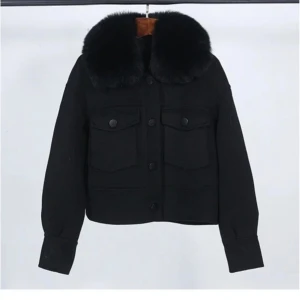 Pälsjacka - Säljer denna ur snygga jackan med äkta päls från Garoff, storlek S. Den är i bra skick, skriv för fler bilder ☺️. Jätte fin till våren.