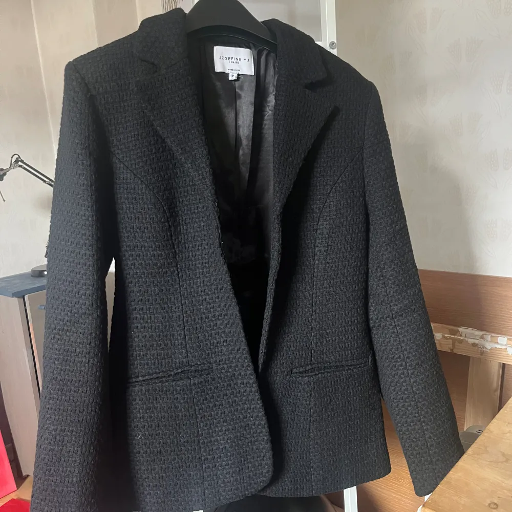 Svart kavaj i vävt material, tweed. Från kollektionen med josefin hj. Länk till hemsidan nedan för mer bilder hur den ser ut.  https://www.na-kd.com/sv/produkter/tweed-blazer-black-1708-000239-0002 Köpt för 799kr och aldrig använd. . Kostymer.