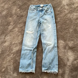 Jättefina jeans 💙 - De här jeansen från Gina Young är jätte bekväma och fina. Men de passar inte länge så måste sälja. 😻